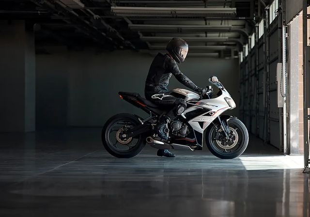 Triumph insufla deportividad y un nuevo estilo a su Daytona 660