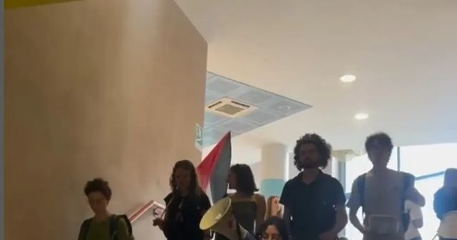 Blitz pro Pal in aula, interrotta lezione in Ateneo Pisa