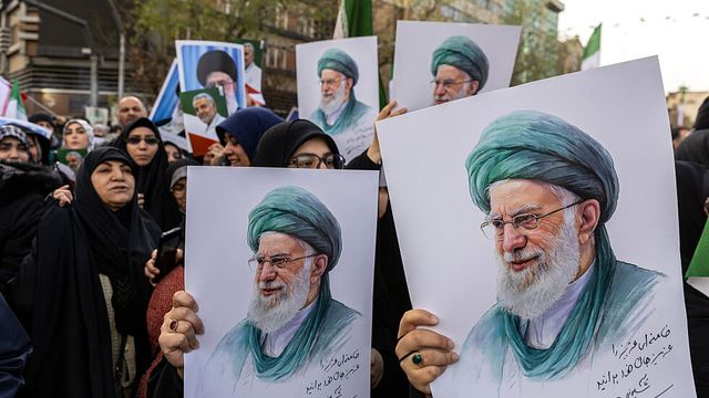 Иран изпраща Али Хаменей с тридневно поклонение