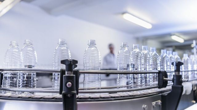 Ásványvizet hívott vissza az Auchan mikrobiológiai szennyeződés miatt