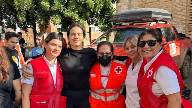 Rosalía se suma a la ola solidaria y acude a Paiporta, Catarroja y Llocnou de la Corona