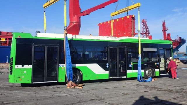 Primele 51 de autobuze electrice cumpărate de Primăria Capitalei au ajuns în Portul Constanța