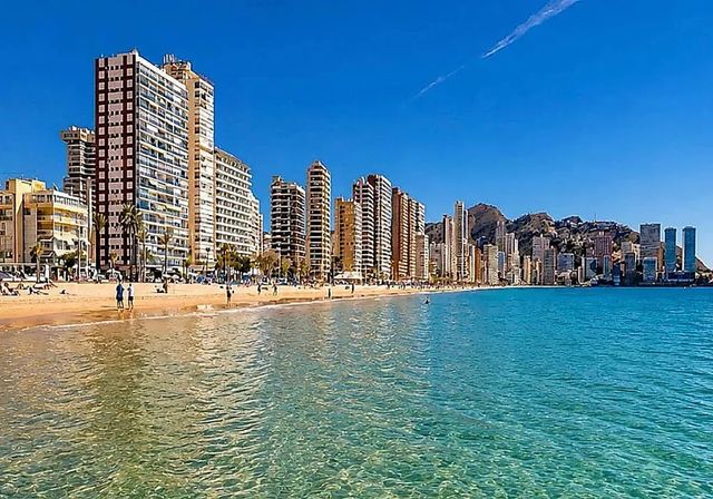 Un accidente de 'parasailing' provoca la muerte de una turista británica de 66 años en Benidorm