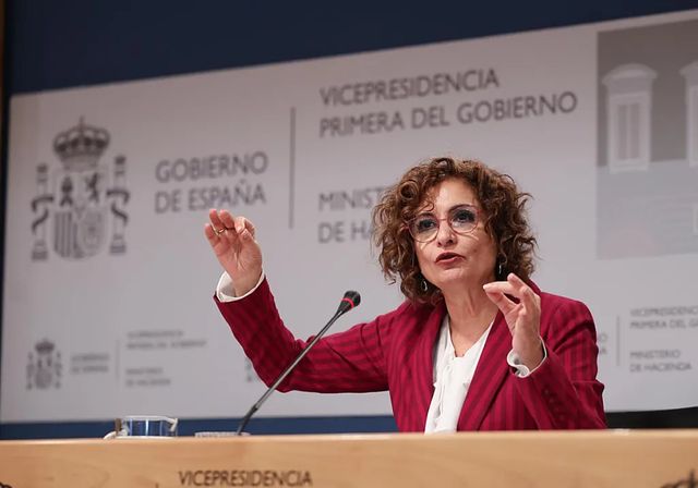 El Gobierno plantea elevar el porcentaje de cesión a comunidades del IRPF e IVA para inyectar 16.000 millones