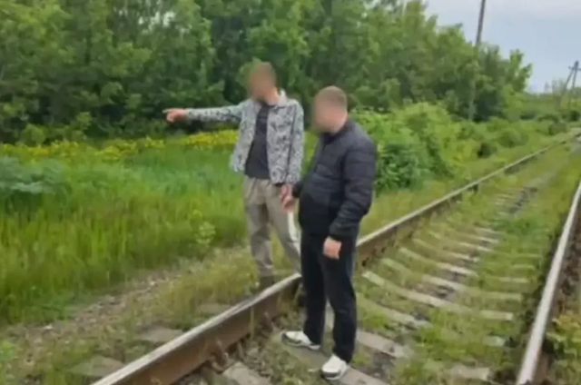 Cinci bărbați, prinși în flagrant de polițiști în timp ce furau din locomotive la Bălți