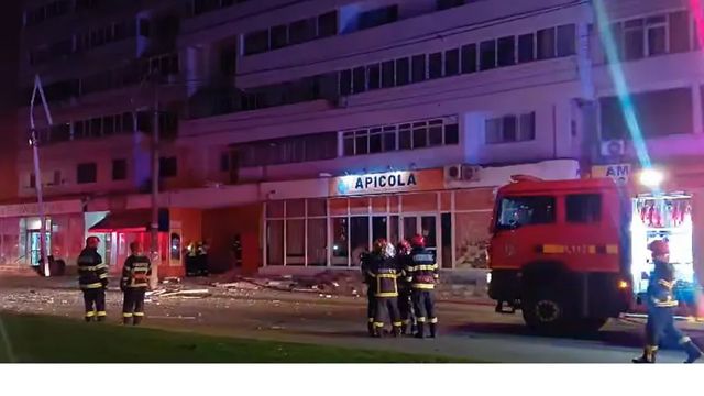 Momento en que un dron ruso impacta contra un bloque de pisos en Rumanía