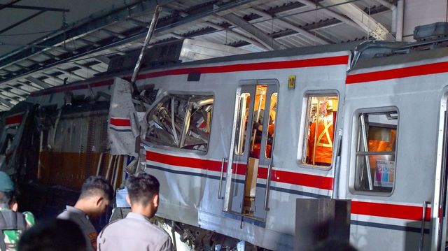 14 morți și zeci de răniți, după ce două trenuri s-au ciocnit într-o gară din Indonezia