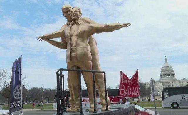 Trump și Epstein, imortalizați într-o nouă statuie satirică, la Capitoliu, în scena cult a îndrăgostiților din „Titanic”