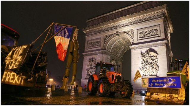 Fermierii francezi au intrat cu tractoarele în centrul Parisului și au ajuns până la Turnul Eiffel, în semn de protest
