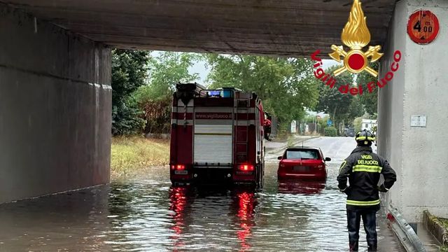 Maltempo: auto travolta da acqua nel foggiano, disperso vigile del fuoco