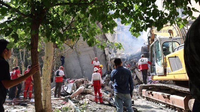 Un bombardeo en directo destruye la sede de la televisión estatal iraní en Teherán
