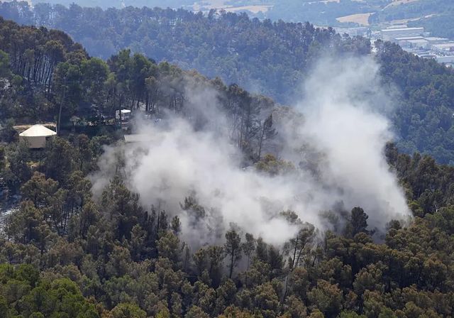 Un incendio en un edificio de tres plantas en el centro de Granada obliga a evacuar a los vecinos por precaución