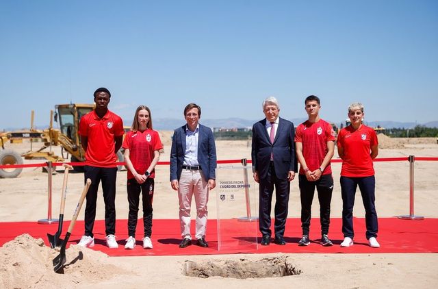 Almeida y Cerezo colocan la primera piedra de la Ciudad del Deporte junto al Metropolitano