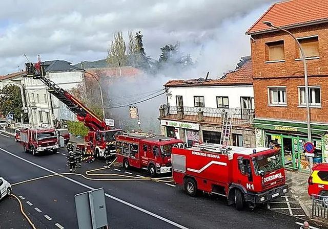 Un incendio en Segovia deja cuatro heridos y obliga a desalojar a un centenar de vecinos