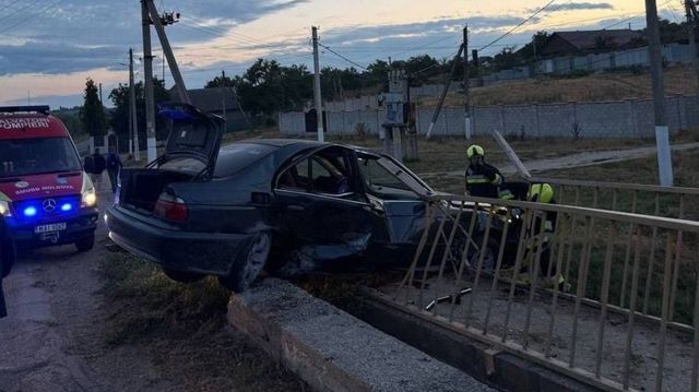 Accident mortal la Cahul: un tânăr de 18 ani a decedat după ce mașina s-a izbit de un pod