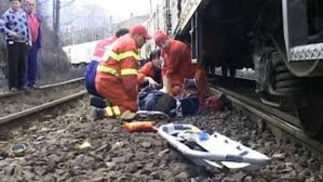 Băiatul de 10 ani care s-a electrocutat după ce s-a urcat pe un vagon de tren în Gara Medgidia, transferat la București în stare critică