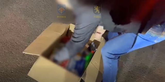 Un kilogram de droguri din Polonia, ascunse într-o cutie cu detergent. Un tânăr de 24 de ani, reținut