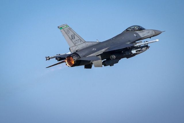 Guerra Ucraina-Russia, caccia F-16: dove avverrà addestramento piloti Kiev