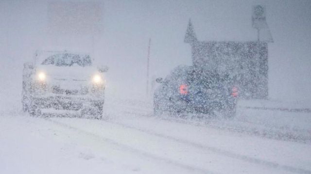 Cod portocaliu și galben de ninsori și vânt puternic în Moldova