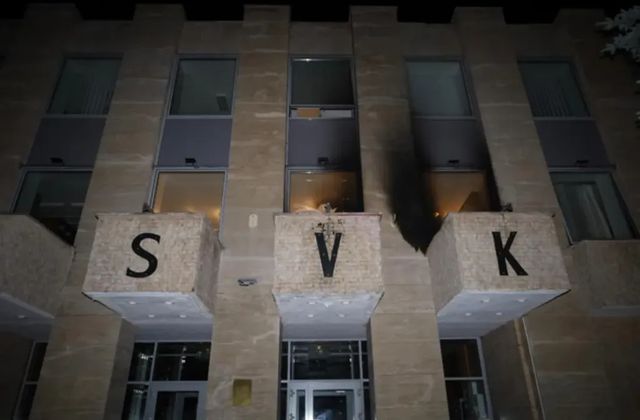 FOTO Atac cu cocktailuri Molotov asupra Casei Ruse din Praga