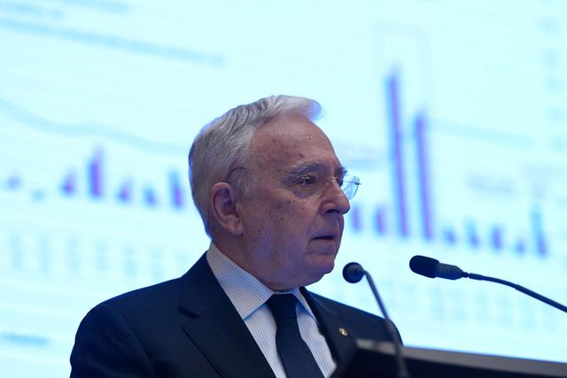 BNR avertizează asupra unei tentative de fraudă financiară tip deepfake care folosește imaginea lui Mugur Isărescu