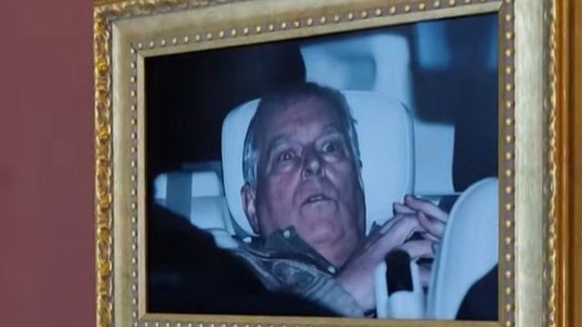 Activistas cuelgan en el Louvre la foto del expríncipe Andrés saliendo en coche el día de su detención