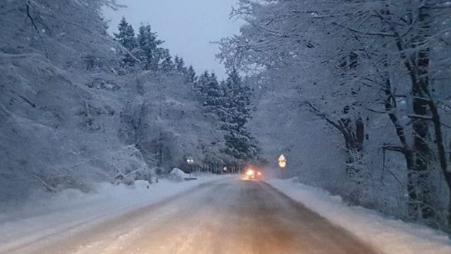 Сняг вали в почти цялата страна, има населени места без ток