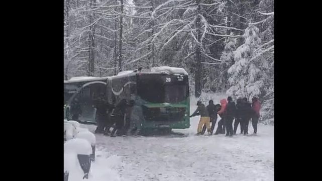 Probleme din cauza zăpezii pe drumul spre Poiana Brașov. Un autobuz a rămas împotmolit