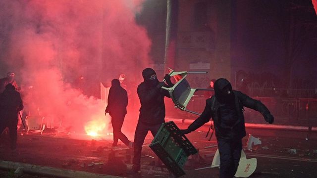 Scontri di Torino, domiciliari per il presunto aggressore dell'agente