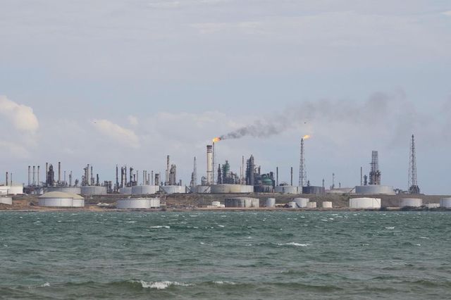 Il Venezuela apre ai privati nel petrolio, via libera del Parlamento