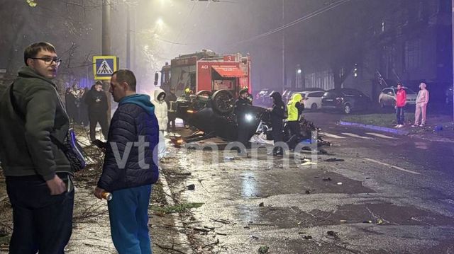 Accident grav în capitală. Cel puțin patru mașini au fost distruse, una dintre care s-a răsturnat
