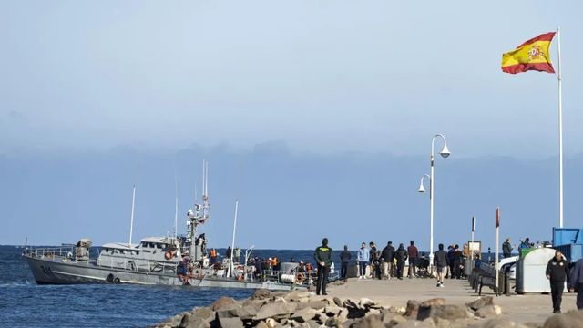 Una patrullera marroquí penetra en aguas de Melilla y encalla