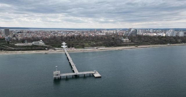 Тийнейджър се удави след скок от моста на централния плаж в Бургас