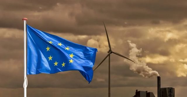 Odklad povolenek pro domácnosti? Ministři se dohodli na nových klimatických cílech EU, je v nich řada ústupků, píše Hladík