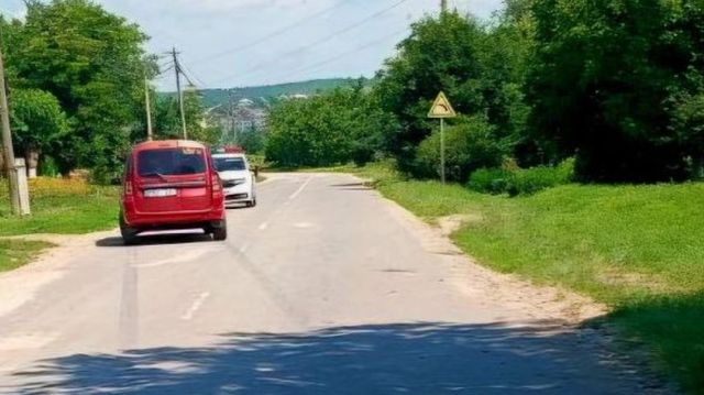 O femeie a decedat după ce a fost lovită de o mașină în timp ce traversa strada neregulamentar