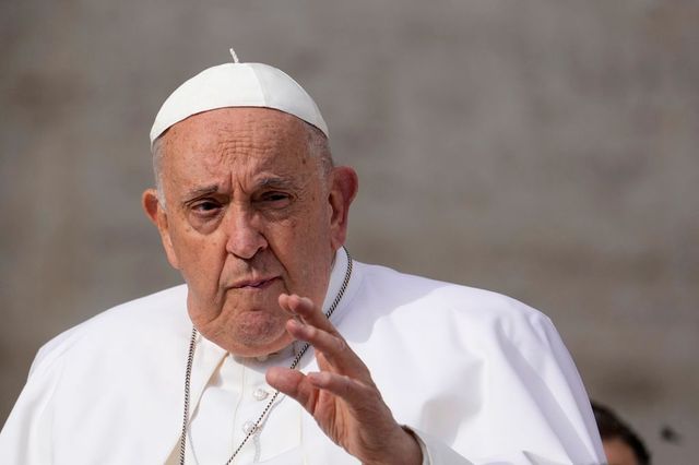 Il Papa, una madre non deve scegliere tra lavoro e figli