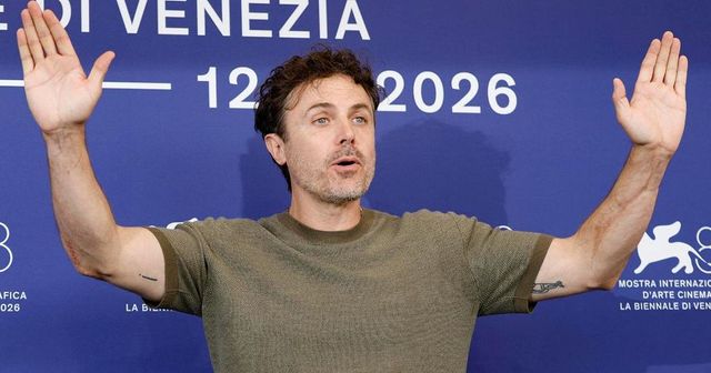Venezia 83, Casey Affleck sbarca al Lido con 'Company'