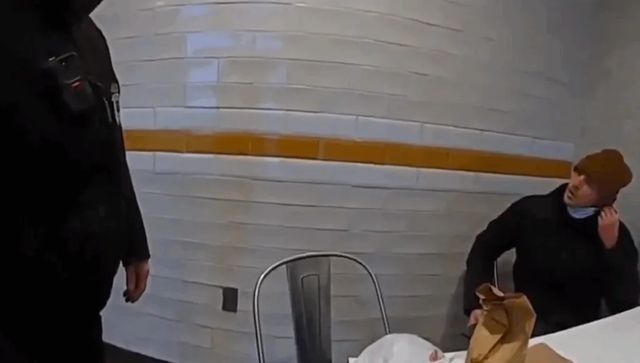 Usa, il video inedito dell'arresto di Luigi Mangione sospettato dell’omicidio Thompson