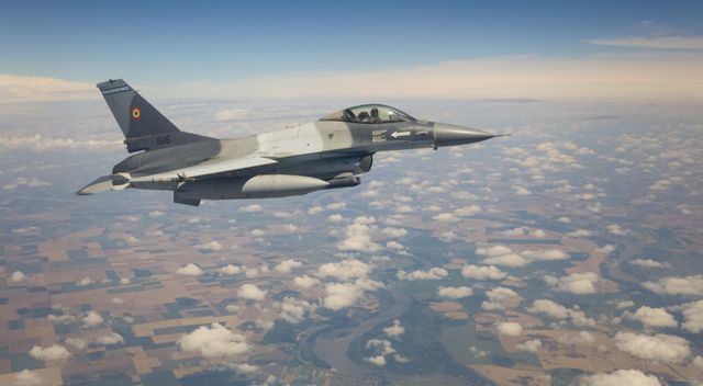 Guvernul aprobă achiziționarea a 32 de avioane F16