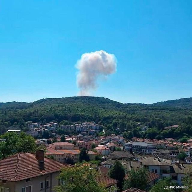 Explozii în lanț și incendiu la o fabrică de muniție din Bulgaria. Sute de muncitori au fost evacuați de urgență