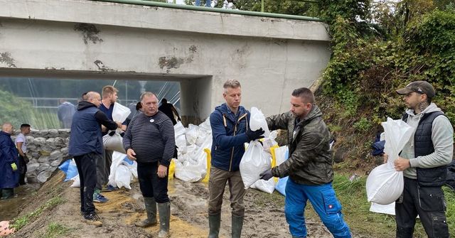 Magyar Péter az árvízi frontvonalról állt bele kicsit Orbánba