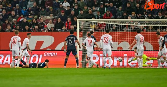 Augsburg - Hoffenheim 2:2. Hranáč se trefil hlavou po Coufalově rohovém kopu