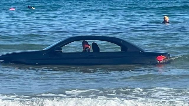 Un șofer s-a pomenit cu mașina în apă după ce s-a parcat pe plajă