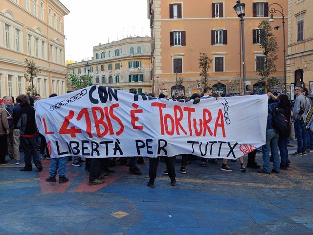 Corteo anarchico a Roma, poliziotto ferito in faccia da bottiglia