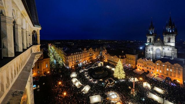 Kilometry vánočních řetězů rozzářily vánoční strom na Staroměstském náměstí