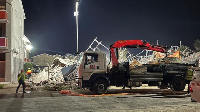 Un mort și 47 de muncitori prinși sub dărâmături, în Africa de Sud, în urma prăbușirii unui mall cu cinci etaje aflat în construcție