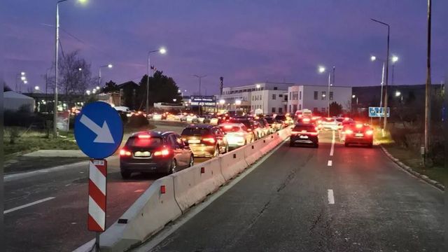 La un punct de trecere a frontierei, se înregistrează trafic intens