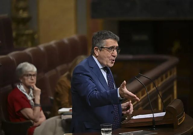 Patxi López carga contra Feijóo por nombrar a su padre y le insta a dejar de ser «tan ruin»