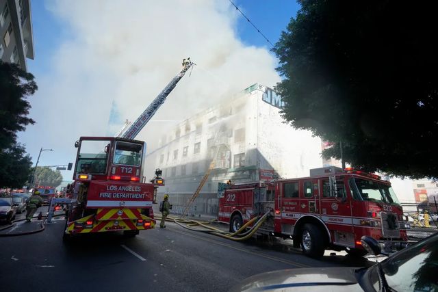 Hotelul Morrison din Los Angeles, celebru datorită trupei The Doors, distrus într-un incendiu