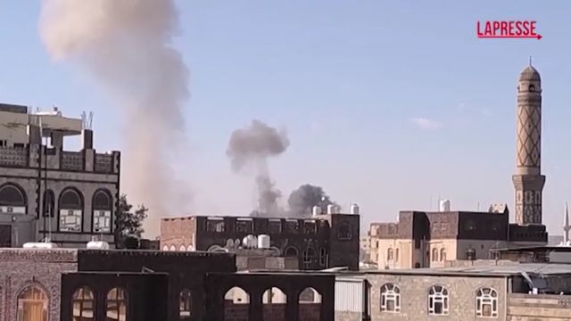 Yemen, attacchi aerei su obiettivi Houthi a Sanaa